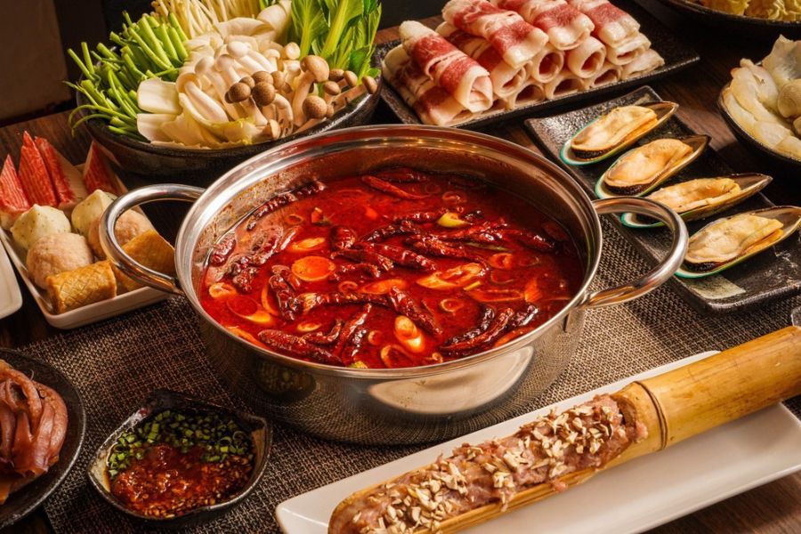 Thói quen ăn uống quá nhiều đồ cay nóng là tác nhân hàng đầu kích phát bệnh trĩ và táo bón ra máu