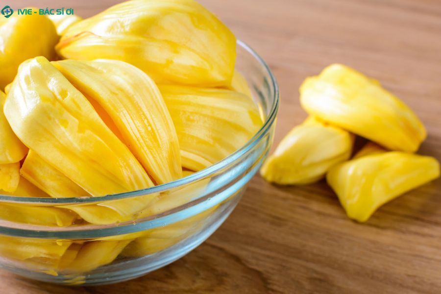 Sau sinh 1 tháng ăn mít chín được không?