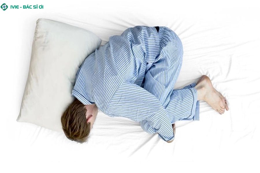 Tư thế cuộn tròn làm tăng nhanh tình trạng gù lưng