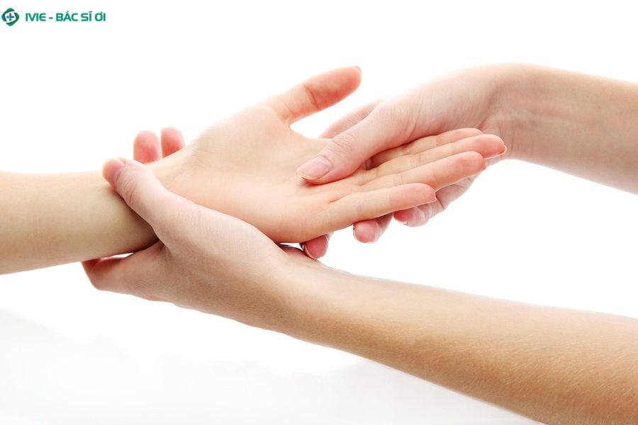 Xoa bóp nhẹ nhàng quanh khớp ngón tay kích thích lưu thông máu