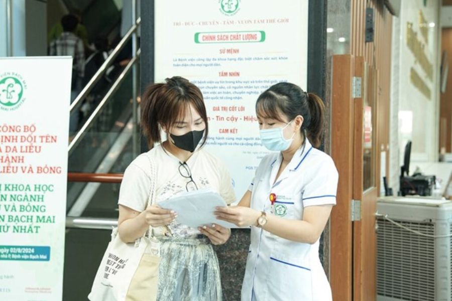 Chi phí khám và làm thủ thuật da liễu tại Bạch Mai được niêm yết công khai theo quy định