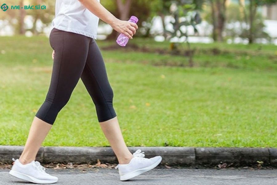 Đi lại nhẹ nhàng và vệ sinh đúng cách là những lưu ý quan trọng trong quá trình chăm sóc sau sảy thai