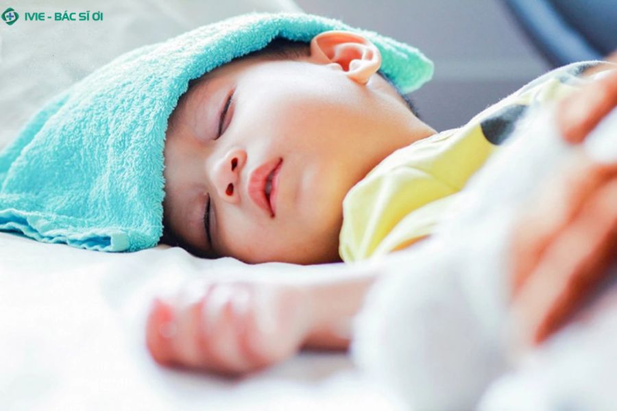 Thời điểm trẻ dễ bị sốt co giật nhất thường trong vài giờ đầu khi bắt đầu sốt cao trên 39°C, phổ biến ở độ tuổi 12-18 tháng