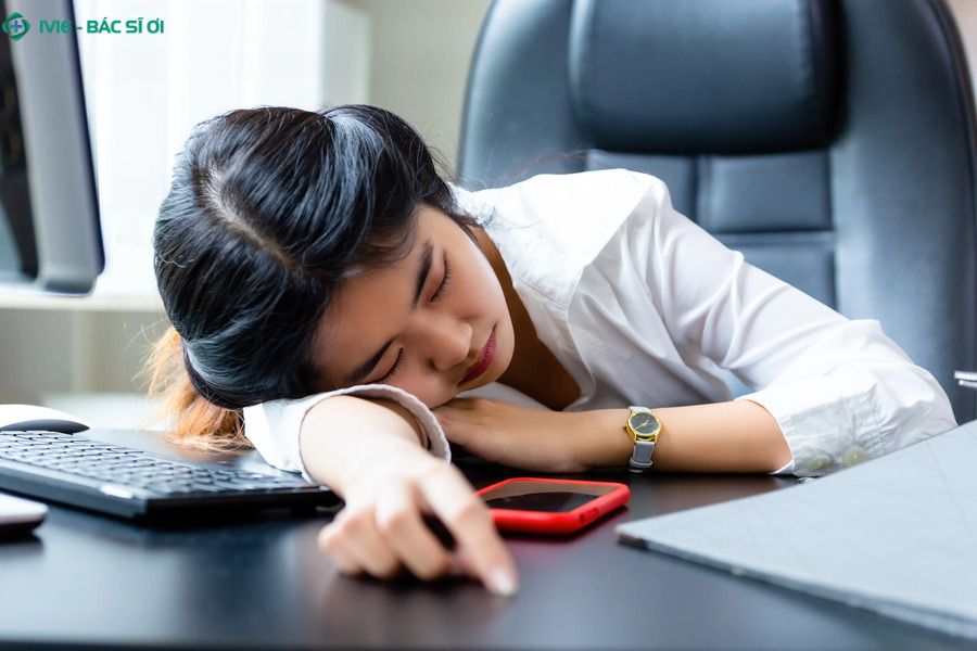 Ngủ gục trên bàn rất có hại cho xương khớp