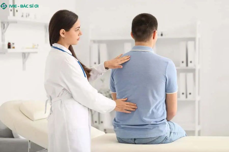 Các dấu hiệu cảnh báo gù lưng như vai lệch, lưng cong, đau mỏi kéo dài cần được khám chuyên khoa sớm