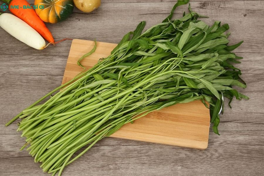 Lợi ích dinh dưỡng của rau muống cho mẹ sau sinh