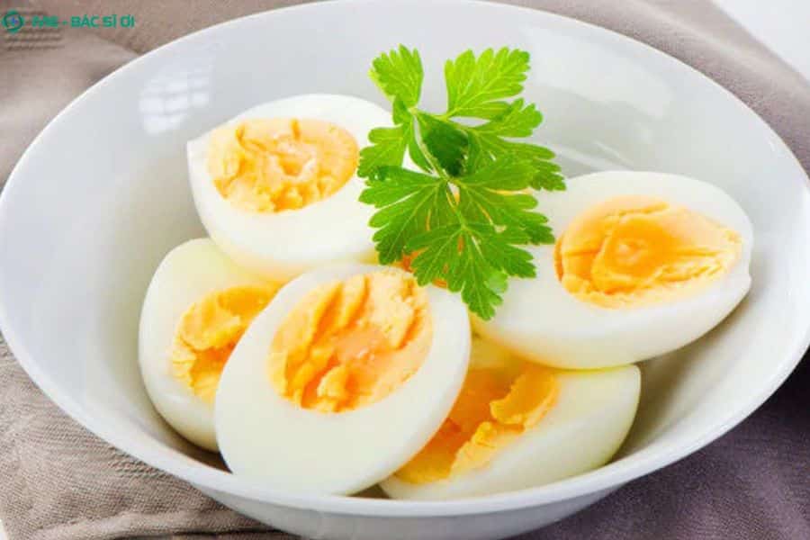 Trứng luộc là phương pháp chế biến được các chuyên gia khuyến khích cho người có chỉ số men gan cao