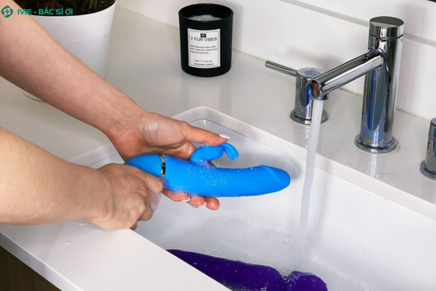 Nắm vững cách vệ sinh đồ chơi chuẩn y khoa giúp bạn phòng tránh các bệnh viêm nhiễm
