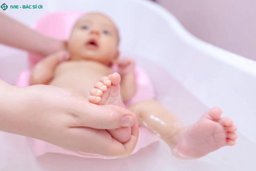 4 nguyên tắc chọn giờ tắm cho bé 7 tháng