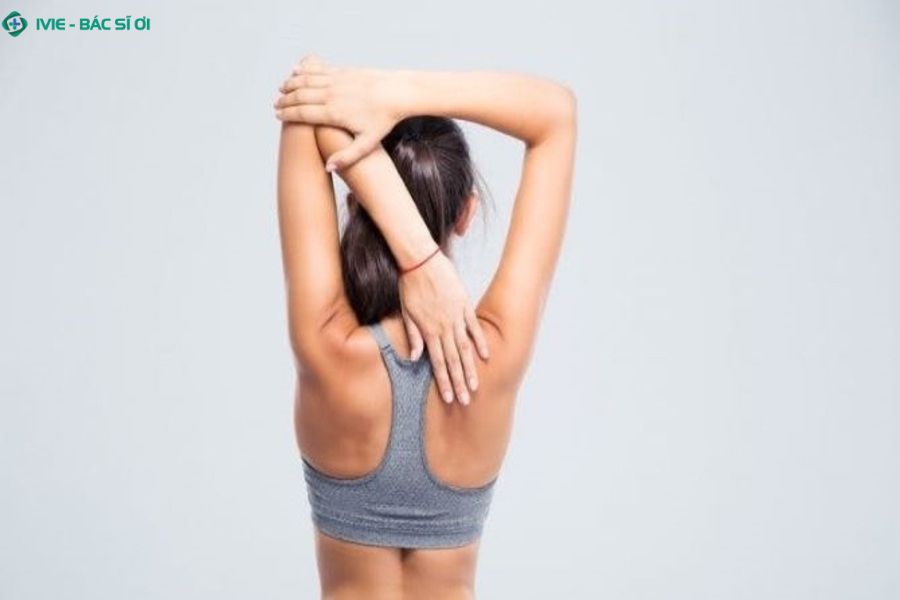 Kéo căng cơ ngực - vai giúp cải thiện đáng kể thói quen khom lưng