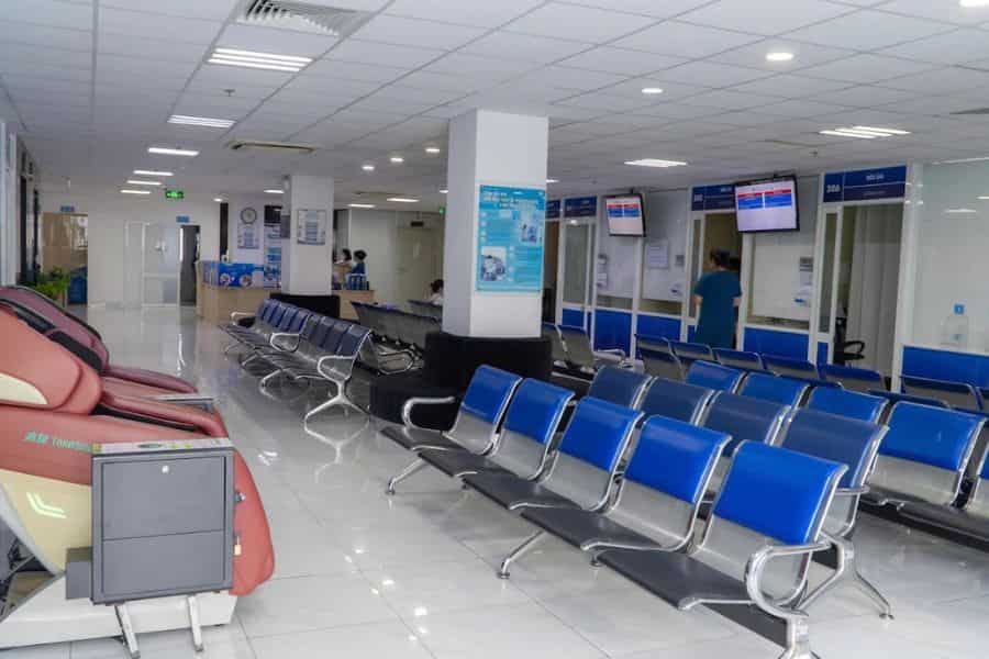 Không gian thăm khám sạch sẽ, tiện nghi tại khoa Tai - Mũi - Họng phòng khám Bệnh viện Đại học Y Dược 1