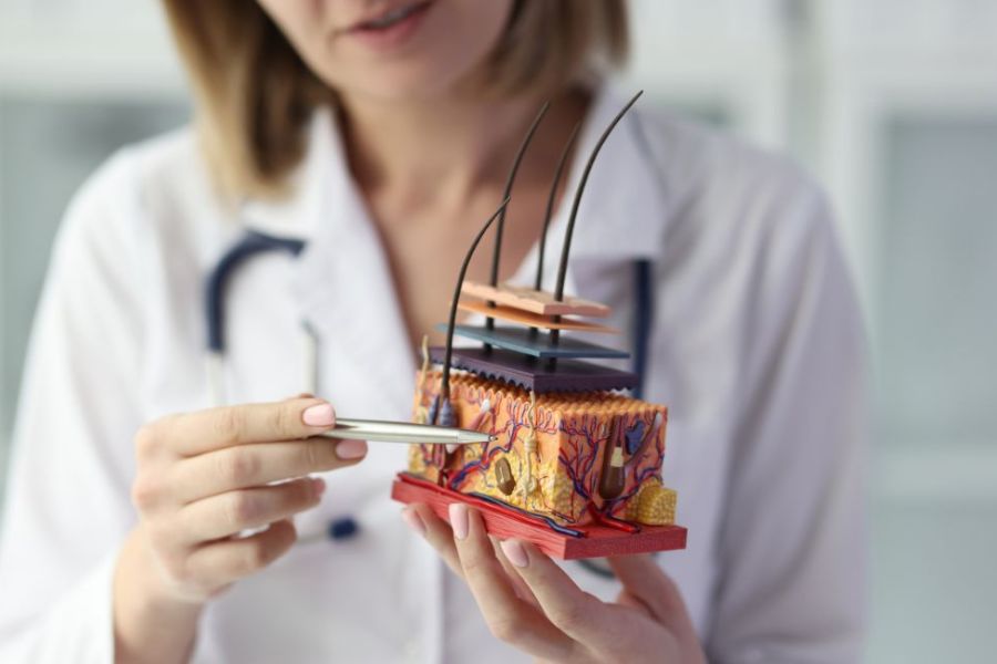 Nếu vùng mủ lan rộng, kèm sốt hoặc nổi hạch, người bệnh cần ngưng điều trị tại nhà và đi khám ngay để ngăn biến chứng