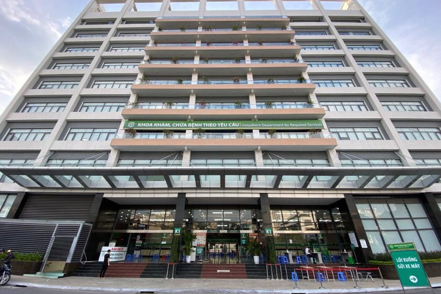 Người bệnh làm thủ tục đăng ký và lấy số khám tại sảnh Tòa nhà K1