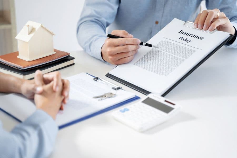 Phân biệt bản chất giữa bảo hiểm bảo an tín dụng bảo vệ khoản vay và bảo hiểm sức khỏe thương mại bù đắp chi phí y tế