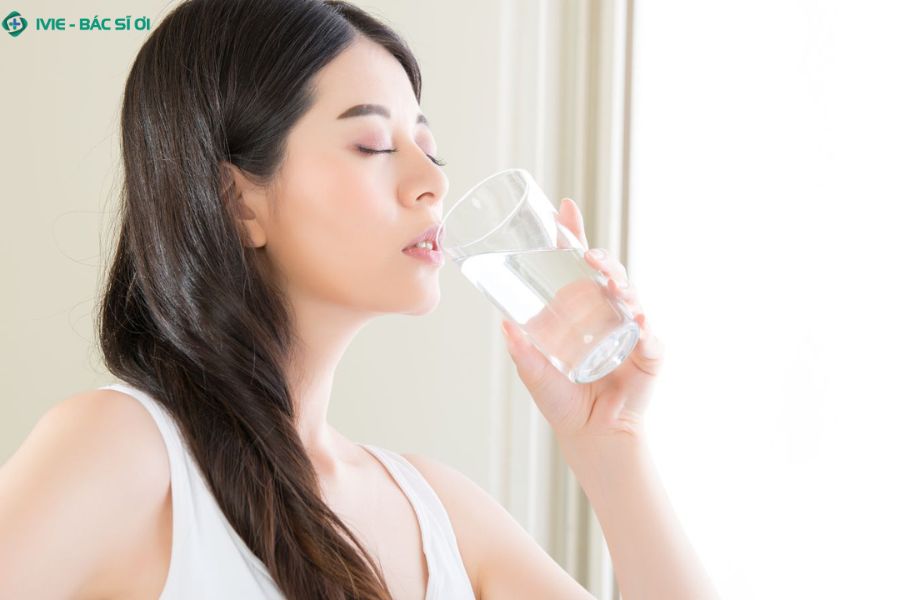 Uống nhiều nước giúp hỗ trợ giảm cân, nhưng đi tiểu nhiều không có nghĩa là bạn đang đốt mỡ