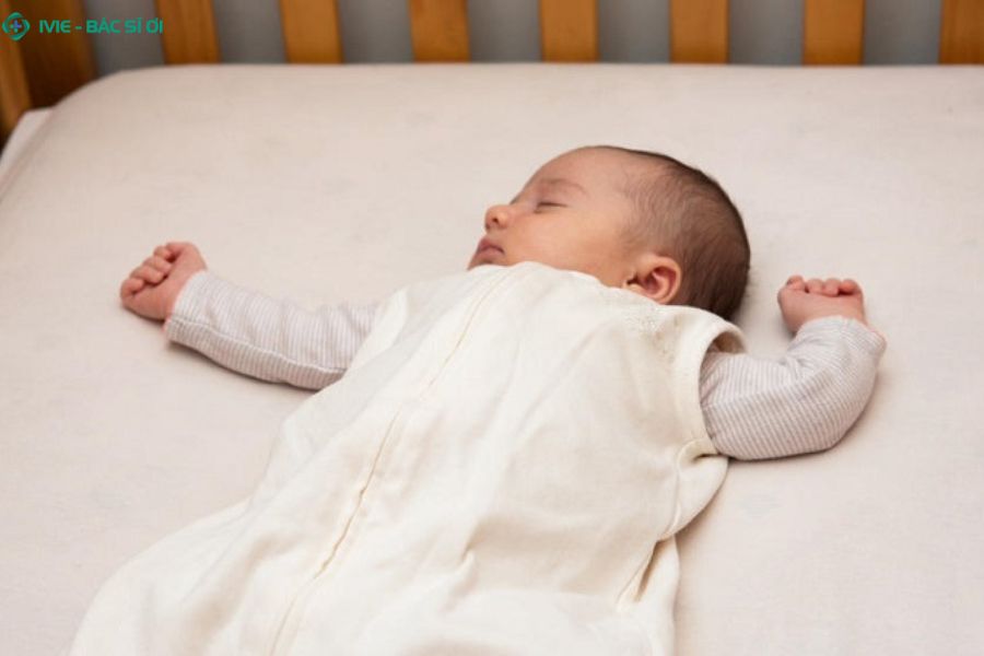 Hiện tượng trẻ 5 tháng tuổi lắc đầu nhẹ, nhịp nhàng khi ngủ