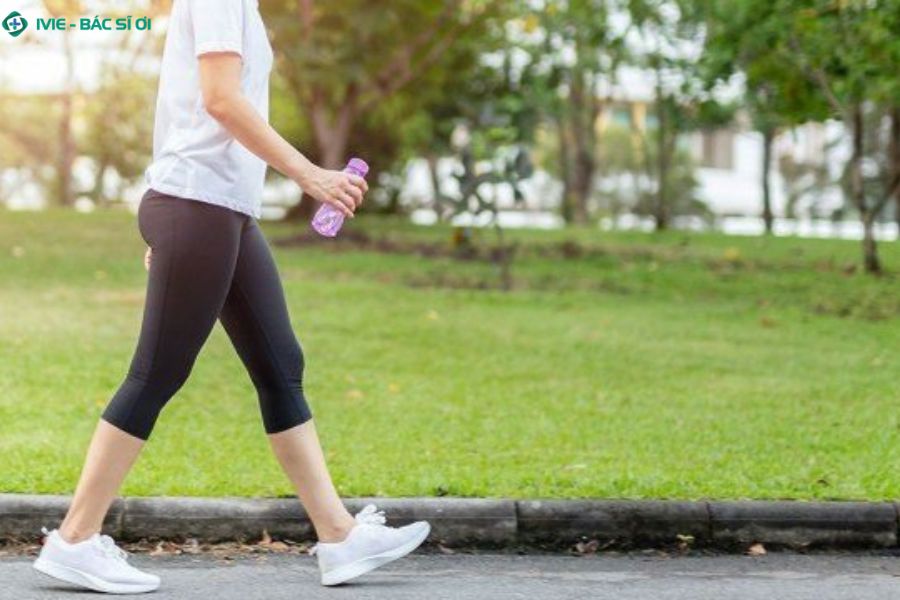 Đi lại nhẹ nhàng giúp giảm khó chịu do trĩ