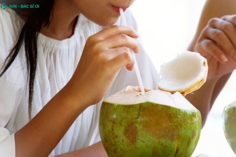 8 lợi ích của nước dừa dành cho mẹ sau sinh