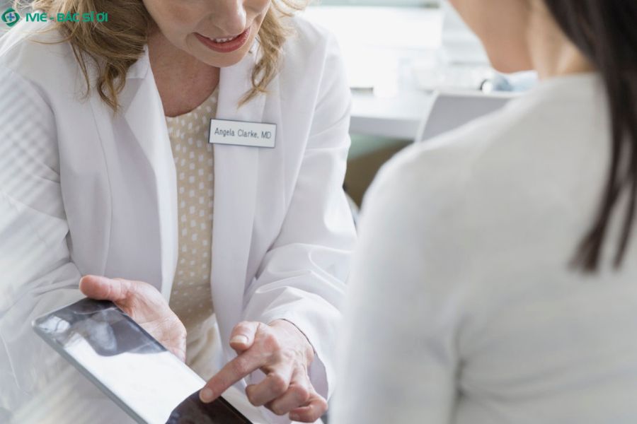 Phụ huynh cần giữ bình tĩnh và đưa con đến các cơ sở y tế uy tín để được thăm khám kịp thời