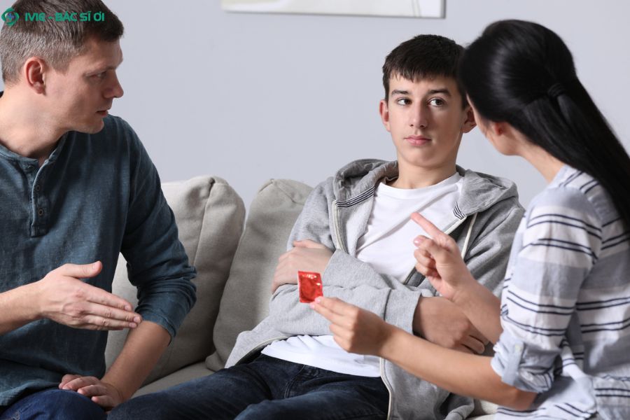 Cha mẹ nên chủ động làm bạn và chia sẻ về giáo dục giới tính để giúp con trang bị kiến thức bảo vệ bản thân an toàn