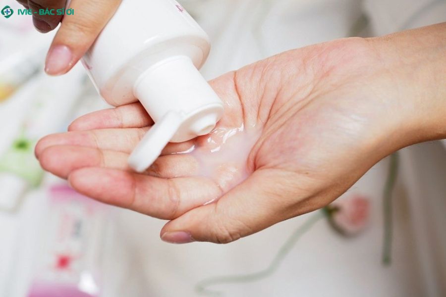 Rửa tay và vệ sinh vùng kín sạch sẽ trước khi đặt thuốc bước quan trọng giúp ngăn vi khuẩn xâm nhập