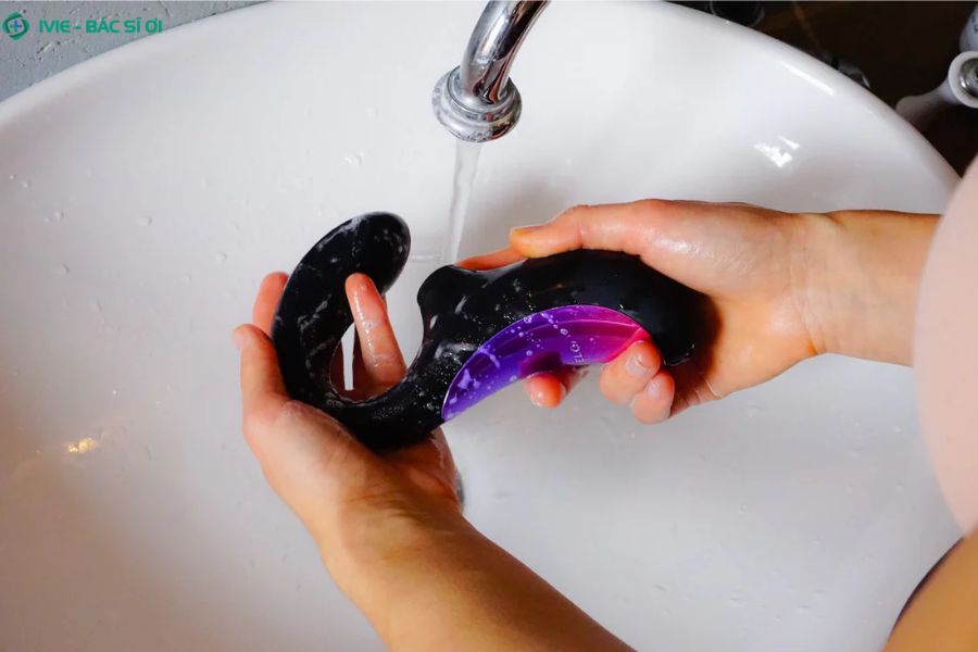 Vệ sinh đúng cách giúp kéo dài tuổi thọ và đảm bảo an toàn cho dụng cụ thủ dâm