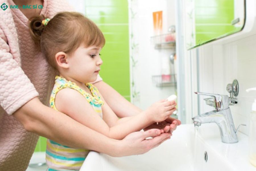 Giữ vệ sinh sạch sẽ hằng ngày cho bé