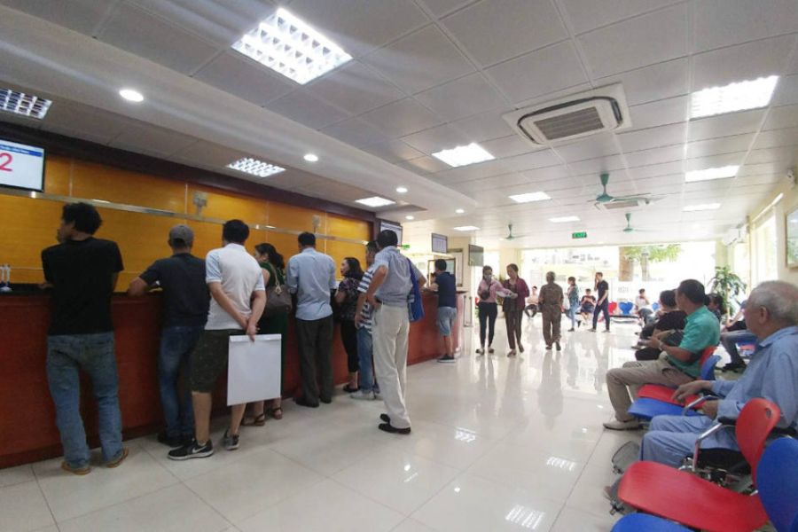 Người bệnh thực hiện quy trình đăng ký khám chữa bệnh tại tòa nhà A2