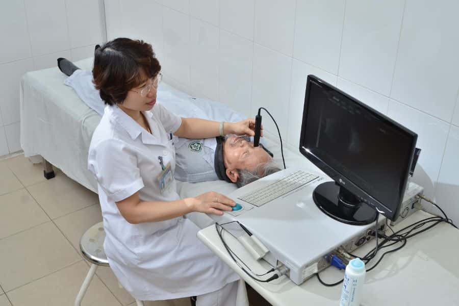 Khoa Mắt Bạch Mai là đơn vị tiên phong ứng dụng các kỹ thuật can thiệp dịch kính võng mạc sâu