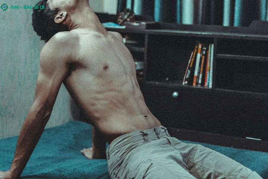 Khi có các dấu hiệu mệt mỏi, đau lưng kéo dài, bạn nên điều chỉnh tần suất sinh hoạt hoặc gặp bác sĩ