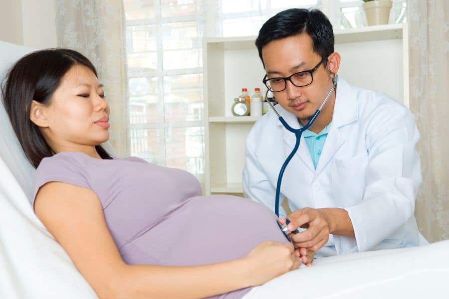 Dù có BHYT, gia đình vẫn phải tự chi trả nhiều khoản phí ngoài danh mục như phòng dịch vụ, thuốc nâng cao và kỹ thuật giảm đau