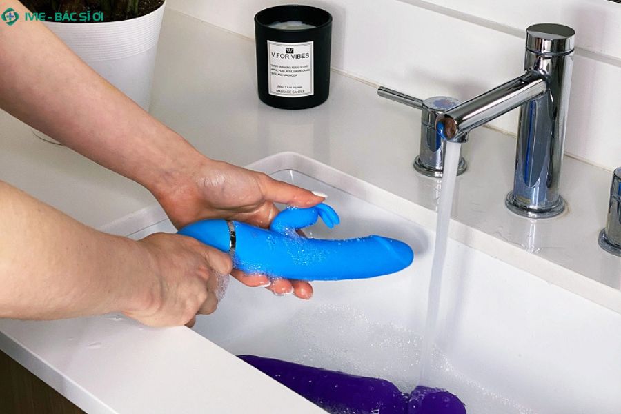 Chỉ sử dụng các chất tẩy rửa dịu nhẹ để tránh gây kích ứng da vùng kín