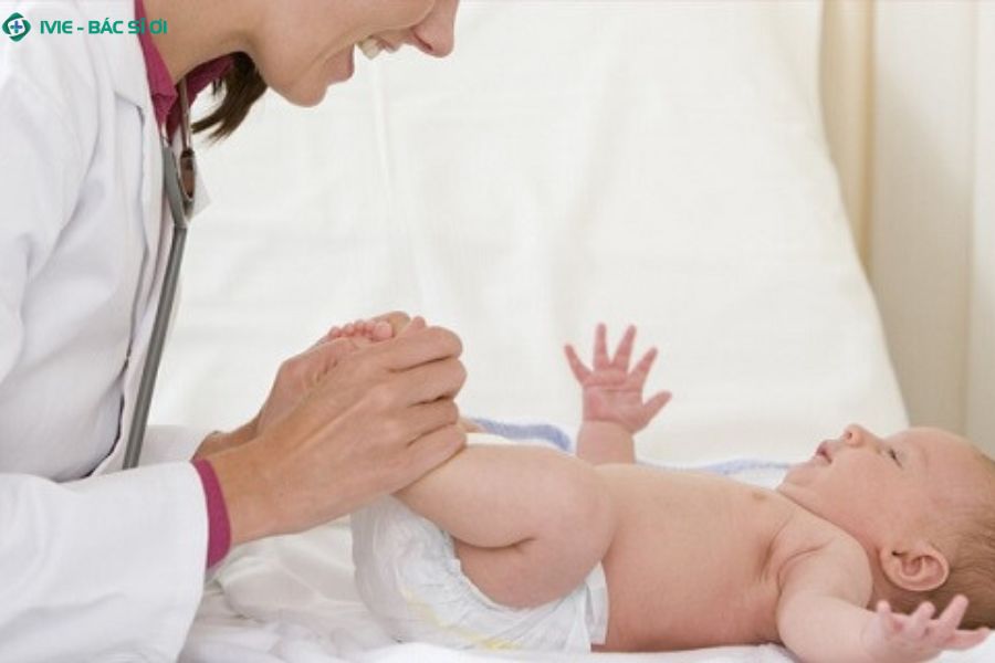 Cần đưa trẻ đi khám định trì để phát hiện các bênh về cột sống, nhất là hiện tượng gù lưng