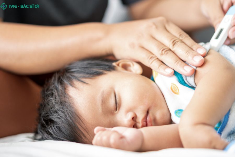 Hướng dẫn cha mẹ cách hạ sốt cho trẻ đầu nóng chân tay lạnh an toàn và hiệu quả ngay tại nhà