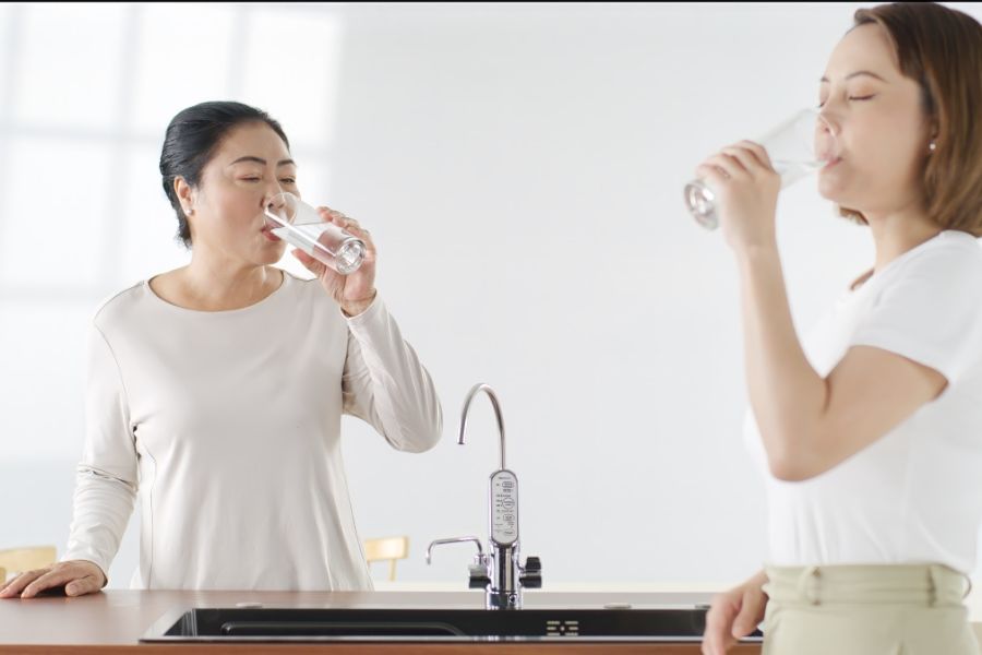 Thiết lập thói quen uống đủ 2 lít nước mỗi ngày giúp cân bằng thể trạng và làm mềm phân