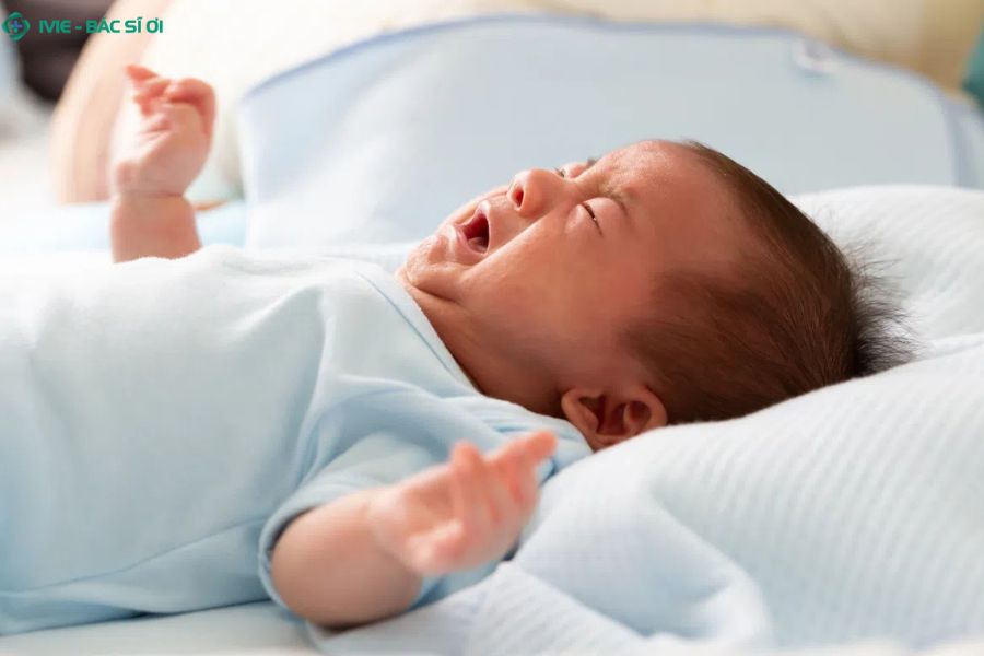 Bé 7 tháng ngủ kém do thay đổi phát triển