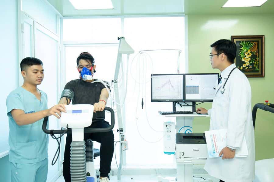 Người bệnh được các bác sĩ đầu ngành trực tiếp thăm khám và tư vấn phác đồ điều trị cá thể hóa