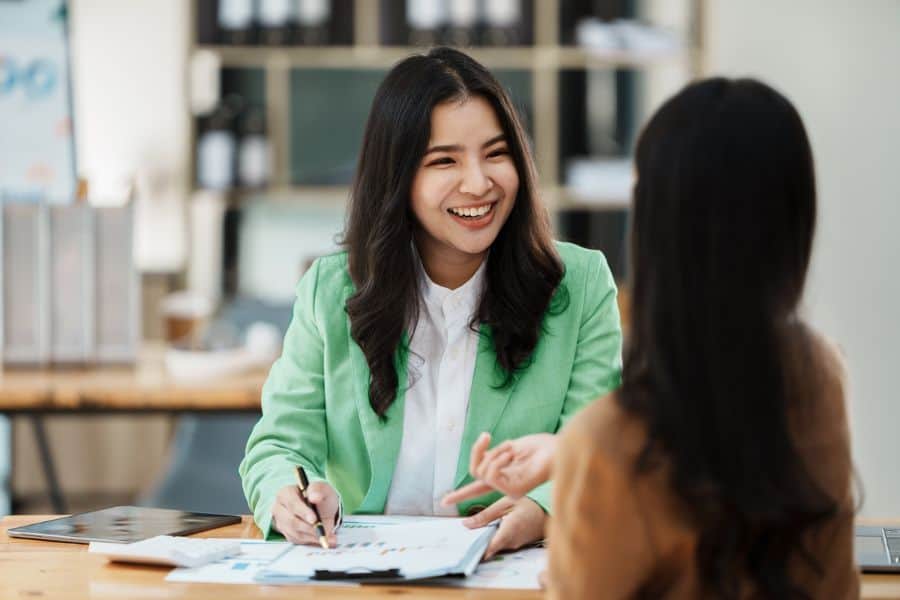 Bảo hiểm nhân thọ và bảo hiểm sức khỏe đóng vai trò bảo vệ tài chính khác nhau trong cuộc sống