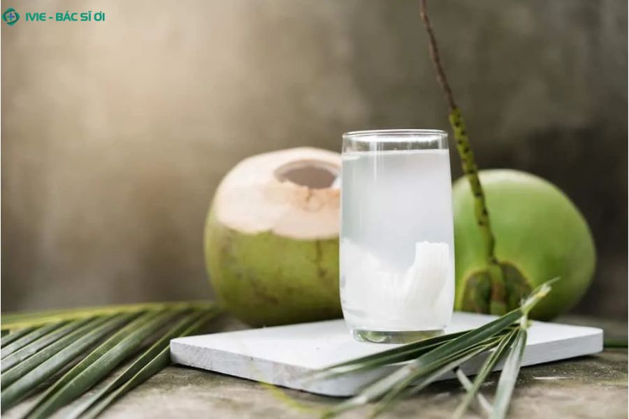 Nước dừa giúp bổ sung điện giải, giữ cơ thể đủ nước và hỗ trợ phục hồi nhanh khi bị cảm lạnh