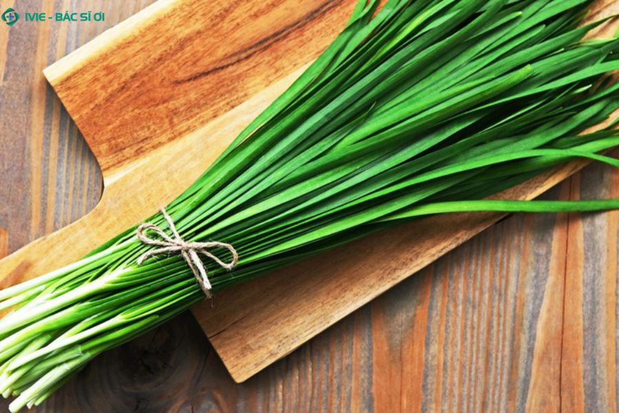 Trị ho cho bé bằng lá hẹ chưng mật ong