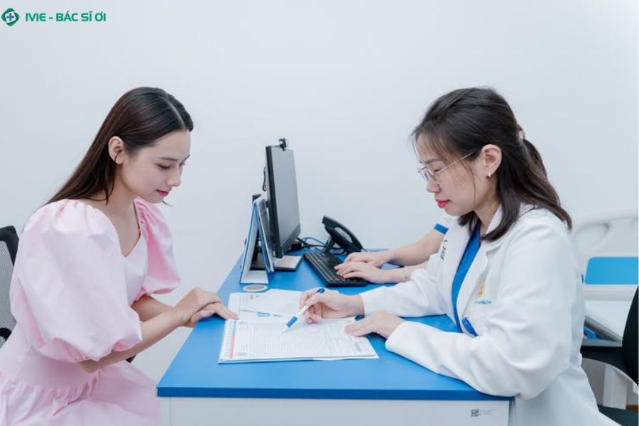 Khám phụ khoa trực tiếp giúp bác sĩ xác định chính xác cấp độ bệnh và đưa ra phác đồ điều trị an toàn