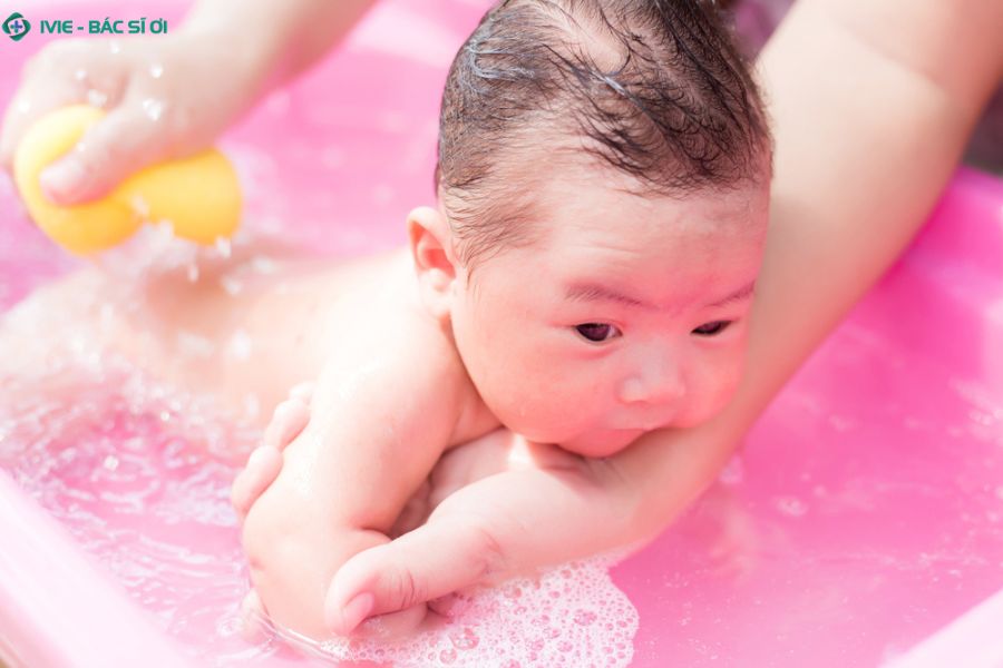Những thời điểm cha mẹ không nên tắm cho trẻ 4 tháng tuổi