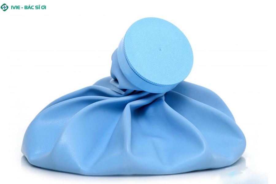 Chườm lạnh giúp giảm sưng đau búi trĩ