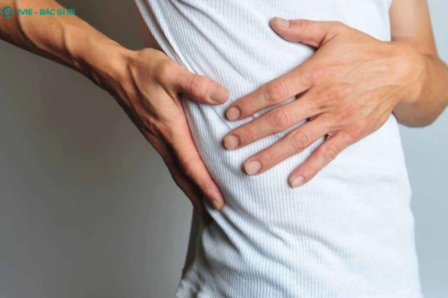 Cảm giác căng tức, đau âm ỉ ở hạ sườn phải cảnh báo bao gan đang bị sưng và căng giãn do viêm