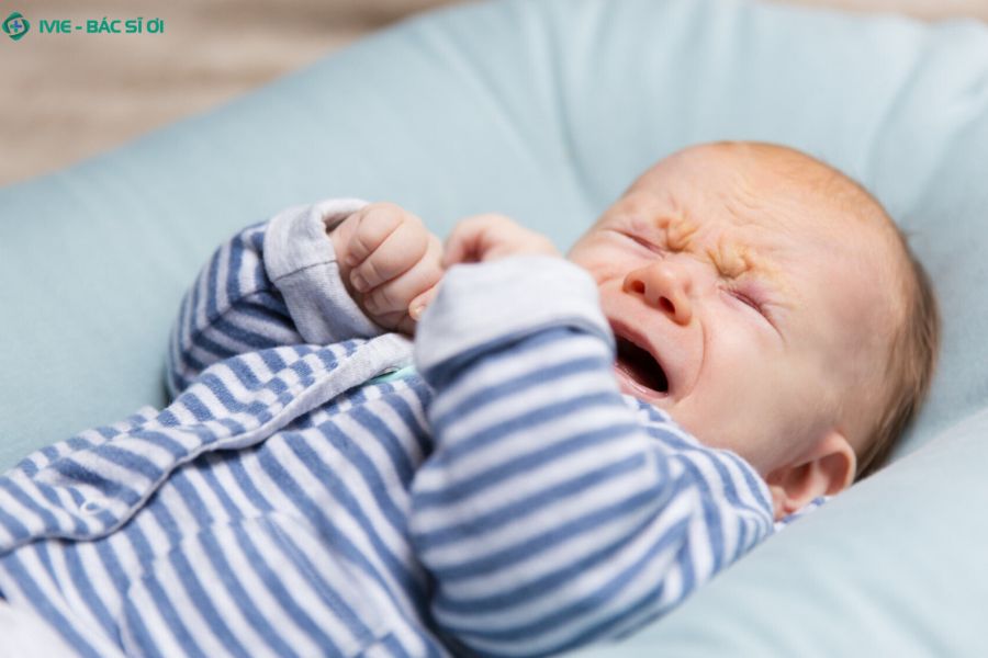 Tã khô suốt hơn 8-10 tiếng, nước tiểu sậm màu hay bé bú kém đều là dấu hiệu bất thường