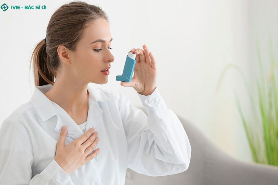 Đường thở bị thu hẹp, tăng tiết dịch nhầy gây khó thở và tức ngực