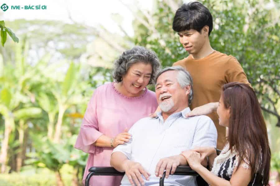 Chủ động mua bảo hiểm sức khỏe cho cha mẹ giúp gia đình nhẹ gánh lo âu chi phí y tế