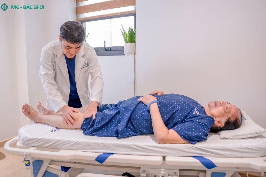 Bác sĩ Thắng thực hiện khám khớp gối cho bệnh nhân