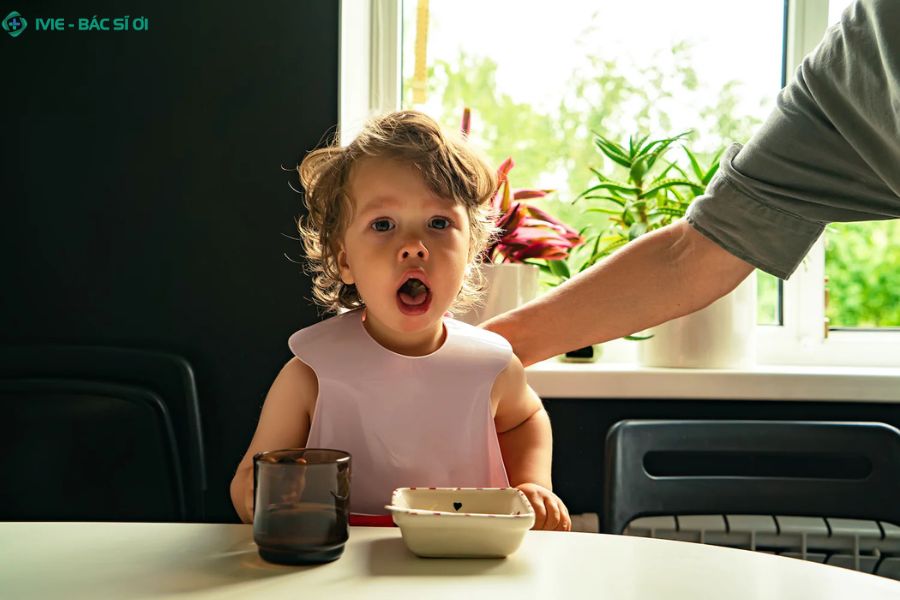 Phòng ngừa hóc dị vật bắt đầu từ việc loại bỏ vật nhỏ nguy hiểm, giám sát khi ăn và tập thói quen ăn uống đúng cách.