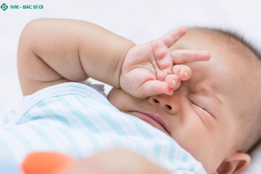 Vì sao trẻ 4 tháng tuổi ngủ hay lắc đầu?